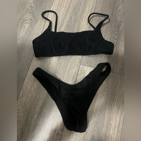 Wanita bikini - Picture 2 of 2